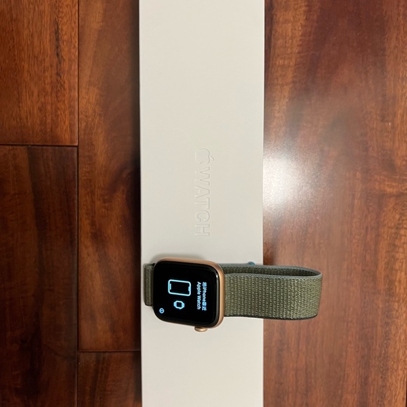 Apple Watch Series 6 Gold GPS + CEL 44MM w/ Inverness Green Sport Loop - Picture 2 of 8